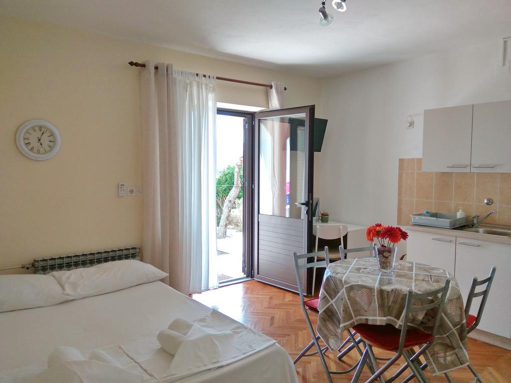 Family Apartments K&M Паг Екстериор снимка